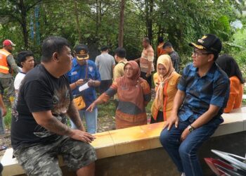 Wali Kota Malang, Sutiaji, saat berinteraksi dengan warga.