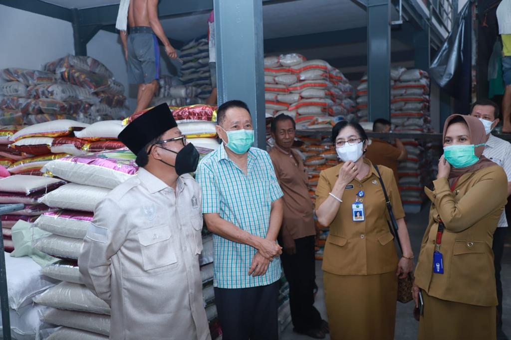 Wali Kota Malang Sutiaji saat meninjau ketersediaan beras. 