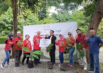 Penyerahan bantuan dari Bank BTN ke KAGAMA Malang Raya.
