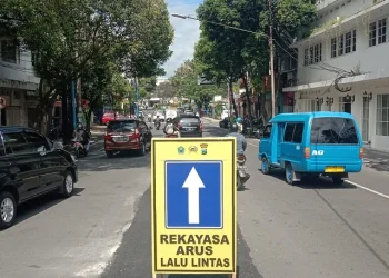 Rambu rambu rekayasa arus lalu lintas dalam penerapan jalur satu arah di Kayutangan Heritage, Kota Malang.