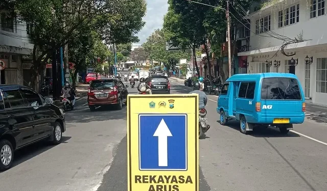 Rambu rambu rekayasa arus lalu lintas dalam penerapan jalur satu arah di Kayutangan Heritage, Kota Malang.