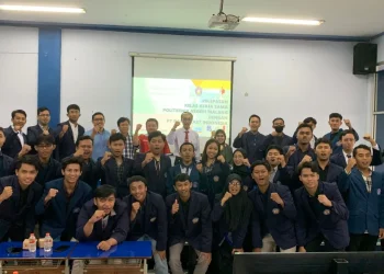 Mahasiswa kelas kerja sama Polinema bersama Direktur Polinema.