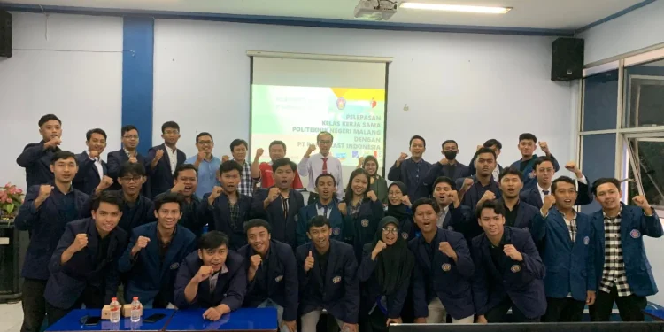 Mahasiswa kelas kerja sama Polinema bersama Direktur Polinema.