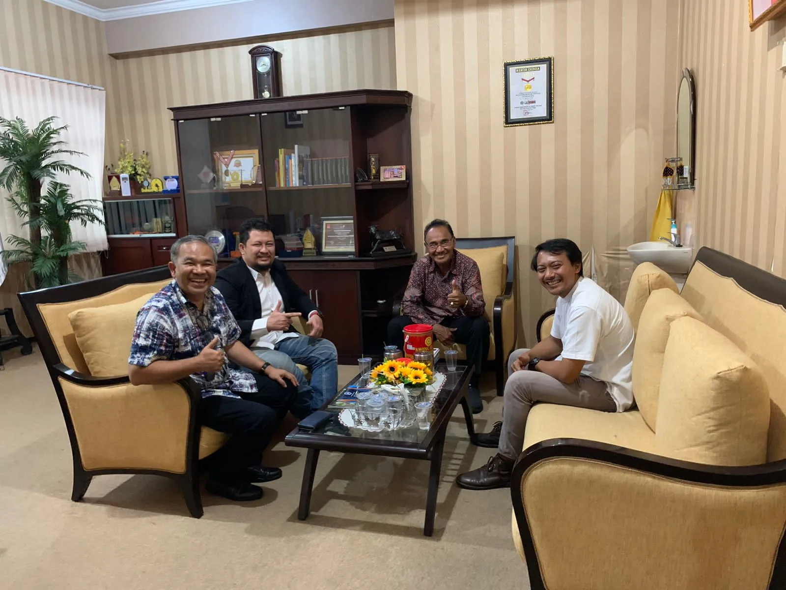 Dari kiri : Pakar Komunikasi dan Motivator Nasional Dr Aqua Dwipayana; CEO Tugu Media Group Irham Thoriq; General Manager Tugu Media Group Bayu Eka; dan Rektor Unikama Pieter Sahertian MSi.