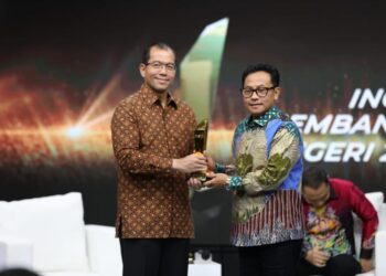 Penyerahan penghargaan oleh Chief Business Development & Corporate Communication salah satu stasiun TV nasional Harya M Hidayat kepada Wali Kota Malang Sutiaji.