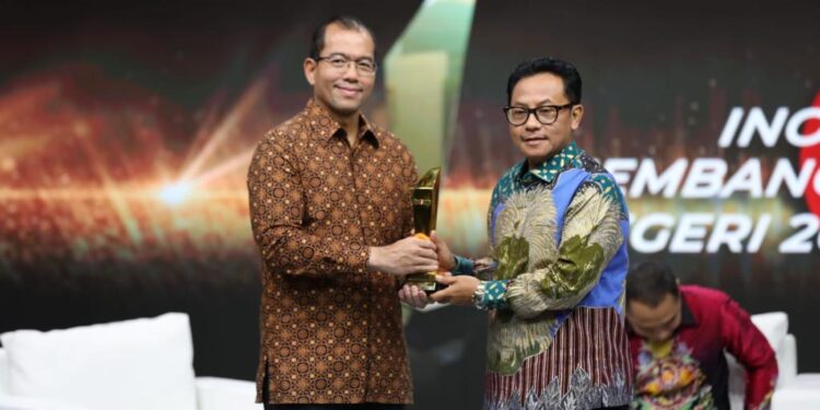 Penyerahan penghargaan oleh Chief Business Development & Corporate Communication salah satu stasiun TV nasional Harya M Hidayat kepada Wali Kota Malang Sutiaji.