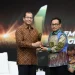 Penyerahan penghargaan oleh Chief Business Development & Corporate Communication salah satu stasiun TV nasional Harya M Hidayat kepada Wali Kota Malang Sutiaji.