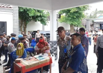 Suasana aksi demo warga di Kantor Desa Kaliasri, Kalipare, Kabupaten Malang.