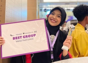 Charirotut Tohiroh (tengah) bersama tim usai menerima Best Group IYS 2023.