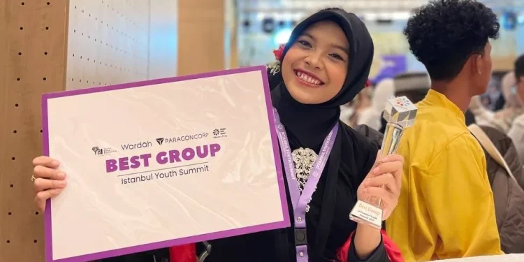 Charirotut Tohiroh (tengah) bersama tim usai menerima Best Group IYS 2023.