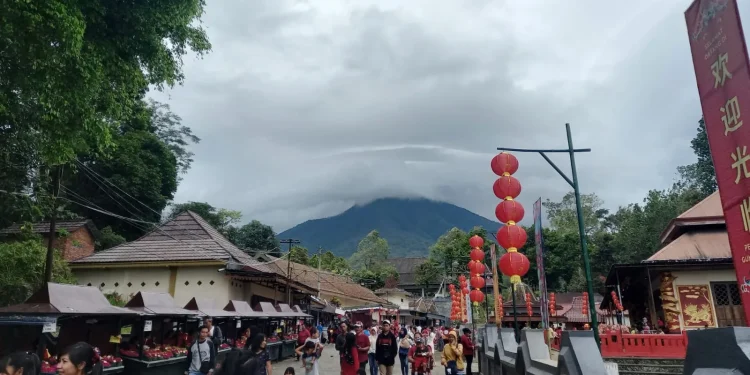 Suasana kawasan pariwisata Pesarean Gunung Kawi.