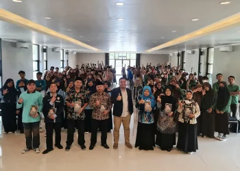 drh Puguh Wiji Pamungkas MM, Founder RSU Wajak Husada foto bersama dengan peserta program hospital visit.