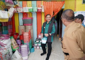 Pj Wali Kota Batu, Aries Agung Paewai, saat mengunjungi lapak hasil produk UMKM di Kota Batu, Jawa Timur.