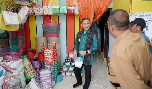 Pj Wali Kota Batu, Aries Agung Paewai, saat mengunjungi lapak hasil produk UMKM di Kota Batu, Jawa Timur.