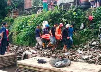 mayat pria tersangkut keramba ikan di sungai kasin