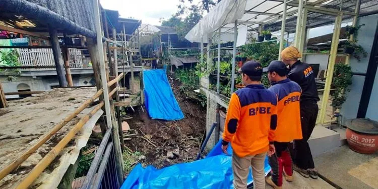 Rumah warga nyaris Longsor di kota Batu