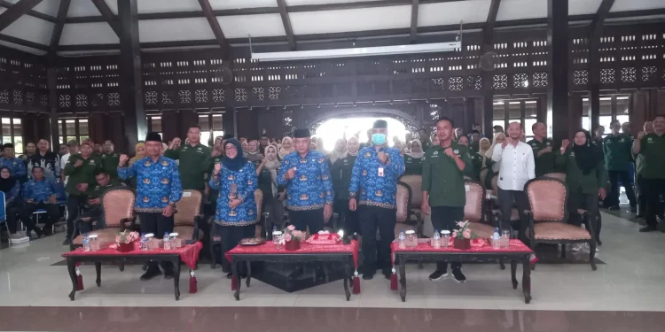 Foto bersama usai acara sarasehan resmi dibuka Bupati Malang, Sanusi.