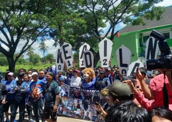 Ratusan Aremania berkumpul di depan Kejari Kabupaten Malang untuk aksi damai.