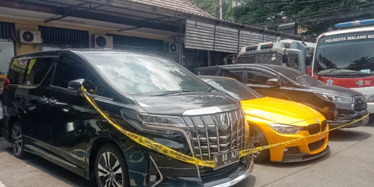 Kendaraan mewah milik Wahyu Kenzo yang telah diamankan Polresta Malang Kota.