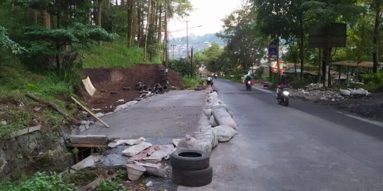Jalur penyelamatan (emergency safety area) yang dibangun secara mandiri oleh warga Songgoriti mengingat angka kecelakaan yang tinggi.