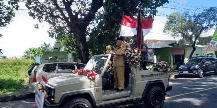 Rombongan Forkopimda Kabupaten Malang saat kirab trofi Adipura.