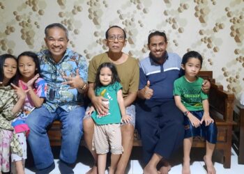 Cak Fu bersama para cucu, Dr Aqua Dwipayana, dan mantan narapidana teroris Umar Patek.