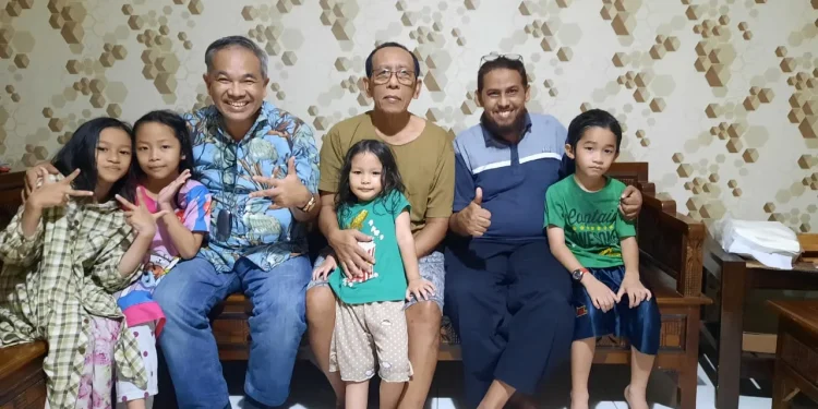 Cak Fu bersama para cucu, Dr Aqua Dwipayana, dan mantan narapidana teroris Umar Patek.