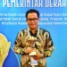 Drs. H. Sutiaji, Wali Kota Malang menunjukkan piala penghargaan UHC dari Kemenko PMK RI.