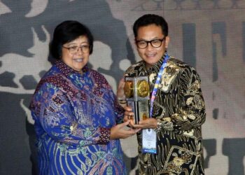 Menteri LHK menyerahkan Piala Adipura kepada Wali Kota Malang.