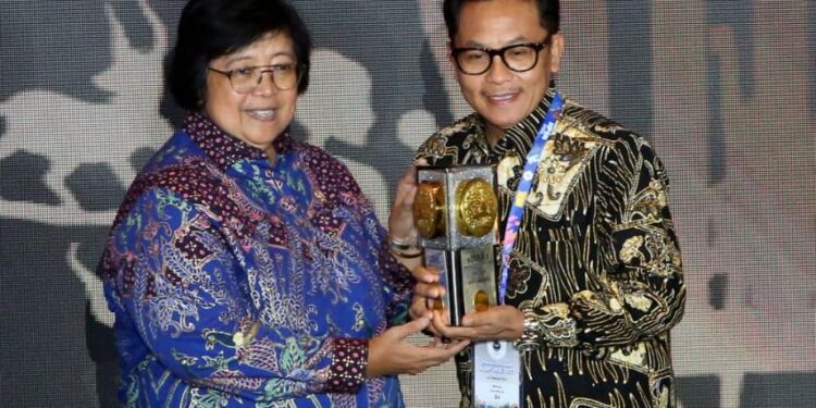 Menteri LHK menyerahkan Piala Adipura kepada Wali Kota Malang.