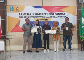 Potret Innes Aprilliana (kedua dari kanan) bersama para pemenang lomba Marketing Online pada LKS Kabupaten Malang (06/03/2023).