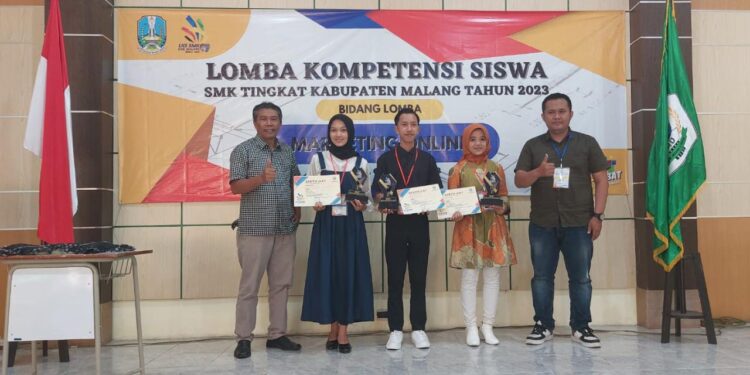 Potret Innes Aprilliana (kedua dari kanan) bersama para pemenang lomba Marketing Online pada LKS Kabupaten Malang (06/03/2023).