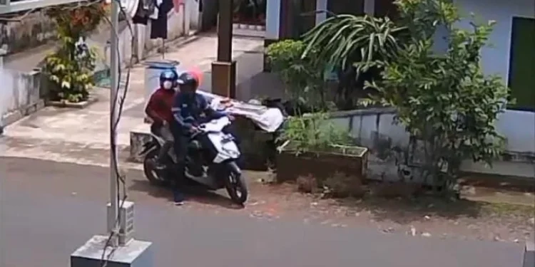 Kedua pelaku penjambretan tertangkap kamera CCTV.