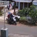 Kedua pelaku penjambretan tertangkap kamera CCTV.