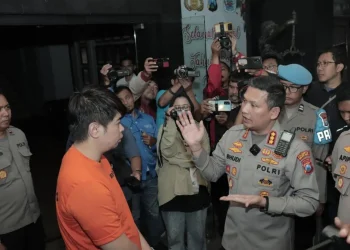 Kapolresta Malang Kota Kombes Pol Budi Hermanto saat memginterogasi Raymond Ernovan, tersangka baru atas kasus penipuan robot trading ATG setelah Wahyu Kenzo.