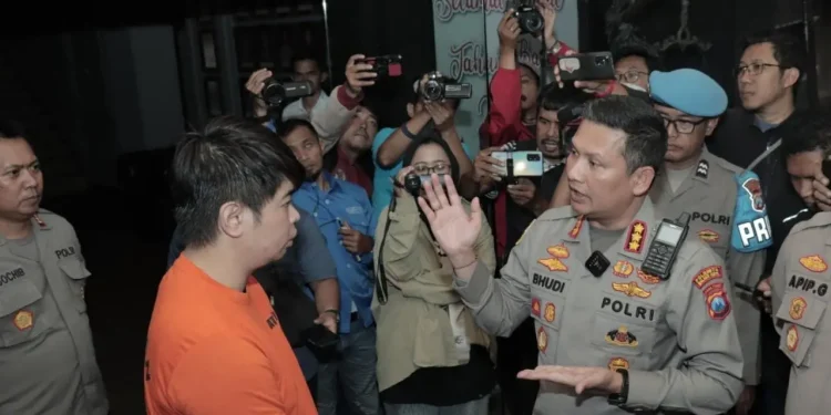 Kapolresta Malang Kota Kombes Pol Budi Hermanto saat memginterogasi Raymond Ernovan, tersangka baru atas kasus penipuan robot trading ATG setelah Wahyu Kenzo.