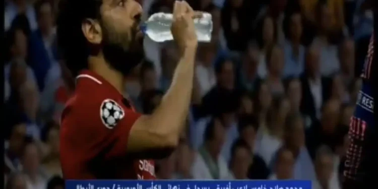 Pemain Liverpool Mohamed Salah tertangkap kamera saat membatalkan puasa di tengah laga final Liga Champions kontra Tottenham Hotspur pada 2019 lalu. Kini, otoritas Liga Inggris memberlakukan aturan khusus bagi pemain yang berpuasa selama pertandingan.