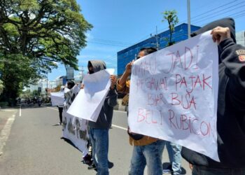 Aksi demo mahasiswa di depan Kantor Pajak di Kota Malang