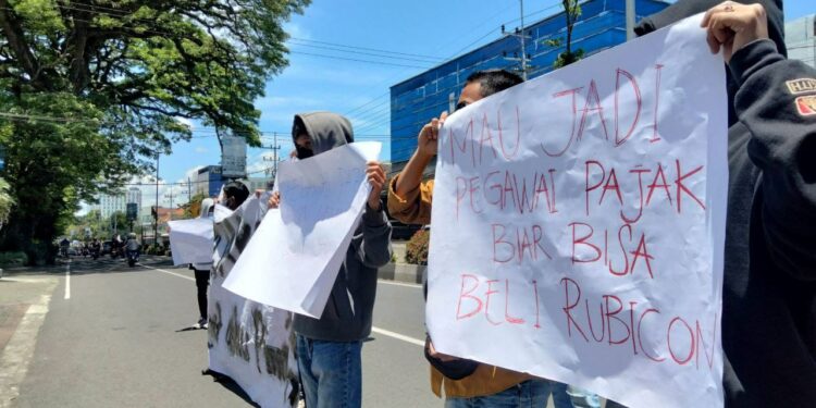 Aksi demo mahasiswa di depan Kantor Pajak di Kota Malang