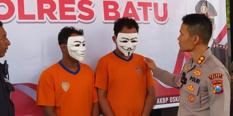 Kapolres Batu AKBP Oskar Syamsuddin tengah menginterogasi kedua pelaku penjual bahan baku mercon asal Probolinggo, Kamis (30/3/2023).