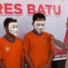 Kapolres Batu AKBP Oskar Syamsuddin tengah menginterogasi kedua pelaku penjual bahan baku mercon asal Probolinggo, Kamis (30/3/2023).
