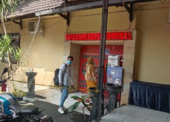 Terlapor yakni owner Barrat Entreprise Diah Ayu Satiarini (baju kuning) dan suaminya Agung Barrat saat hadir di kantor Polresta Malang Kota, Jumat (17/3/2023). Foto/M Sholeh
