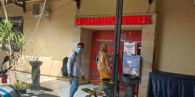 Terlapor yakni owner Barrat Entreprise Diah Ayu Satiarini (baju kuning) dan suaminya Agung Barrat saat hadir di kantor Polresta Malang Kota, Jumat (17/3/2023). Foto/M Sholeh