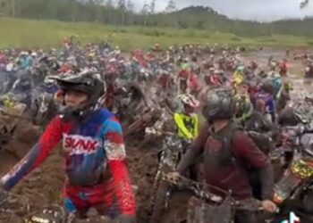 Tampak ratusan rider tergabung dalam komunitas motor trail tengah terjebak di hamparan tanah berlumpur yang merupakan habitat bunga edelweis endemik Ranca Upas, Ciwidey, Bandung.