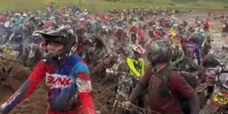Tampak ratusan rider tergabung dalam komunitas motor trail tengah terjebak di hamparan tanah berlumpur yang merupakan habitat bunga edelweis endemik Ranca Upas, Ciwidey, Bandung.