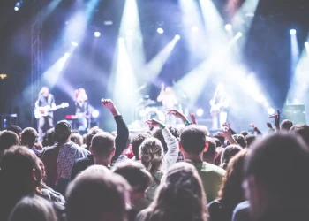 Ilustrasi pengunjung konser yang ramai.