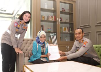 Eka Wulandari (tengah), penyandang disabilitas yang akan bekerja di Polres Malang usai menandatangani kontrak kerja.