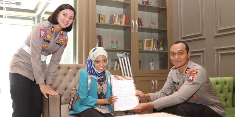 Eka Wulandari (tengah), penyandang disabilitas yang akan bekerja di Polres Malang usai menandatangani kontrak kerja.
