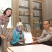 Eka Wulandari (tengah), penyandang disabilitas yang akan bekerja di Polres Malang usai menandatangani kontrak kerja.