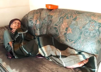 Waniti, wanita di Kota Batu yang diyakini menjadi manusia tertua yang masih hidup hingga usia 130 tahun hingga saat ini. Sehari-hari dia hidup bersama anaknya, Ngatminah yang sudah berusia lanjut.